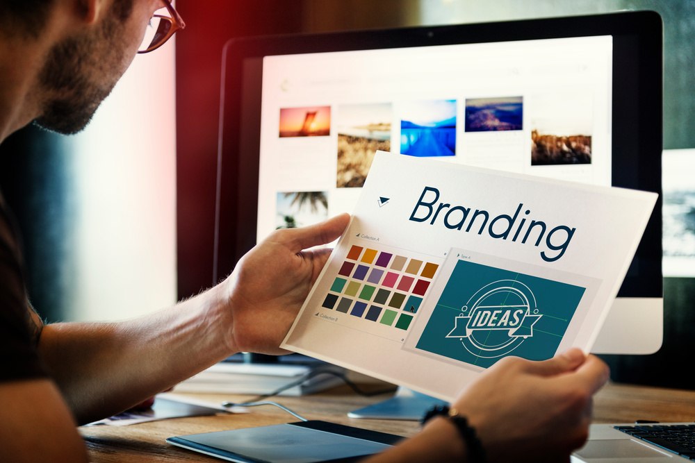 Homem pesquisando sobre marketing para energia solar e branding