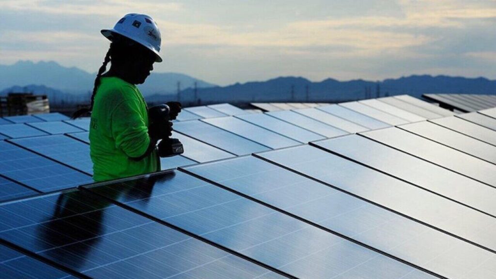 Mulher com placas solares, possivelmente fazendo uma homologação de energia solar